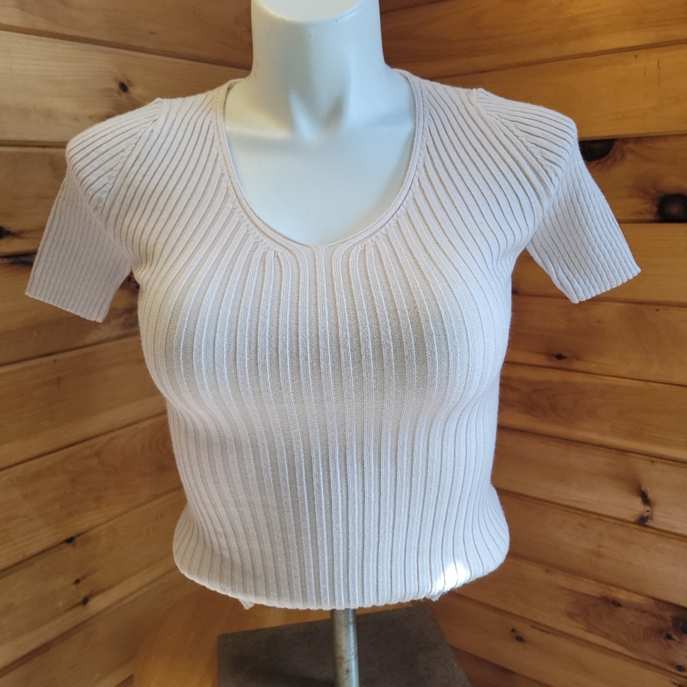 💰⏳️ZESICA Short Sleeve V Neck Slim Fit Ribbed Knit Top NWT SZ SMALL - Picture 3 of 4